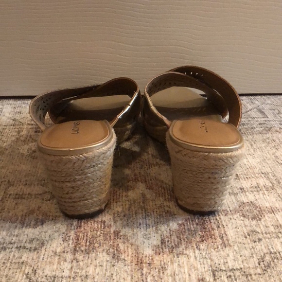 Lucky Brand Gold Wedges - Picture 2 of 4
